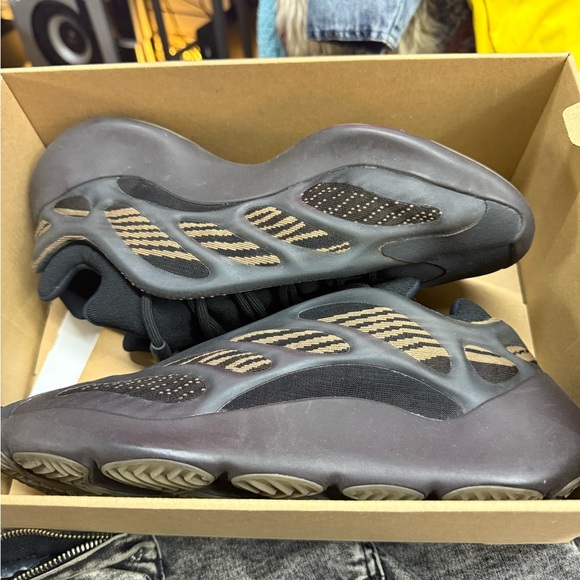 adidas gazelle silver green womens Mens Adidas Yeezy 700 V3 - GY4109 - Sneaker Trainers main image 1